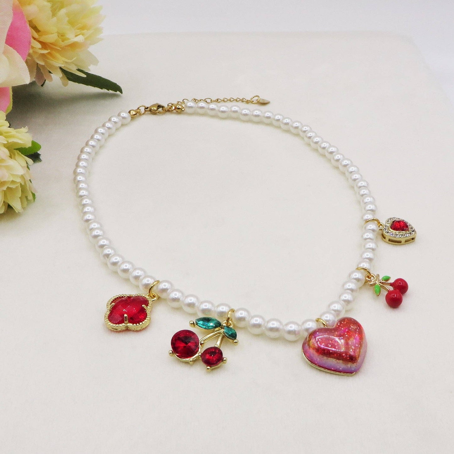 CHERRIES SHINE - Pearl necklace and cherry charms