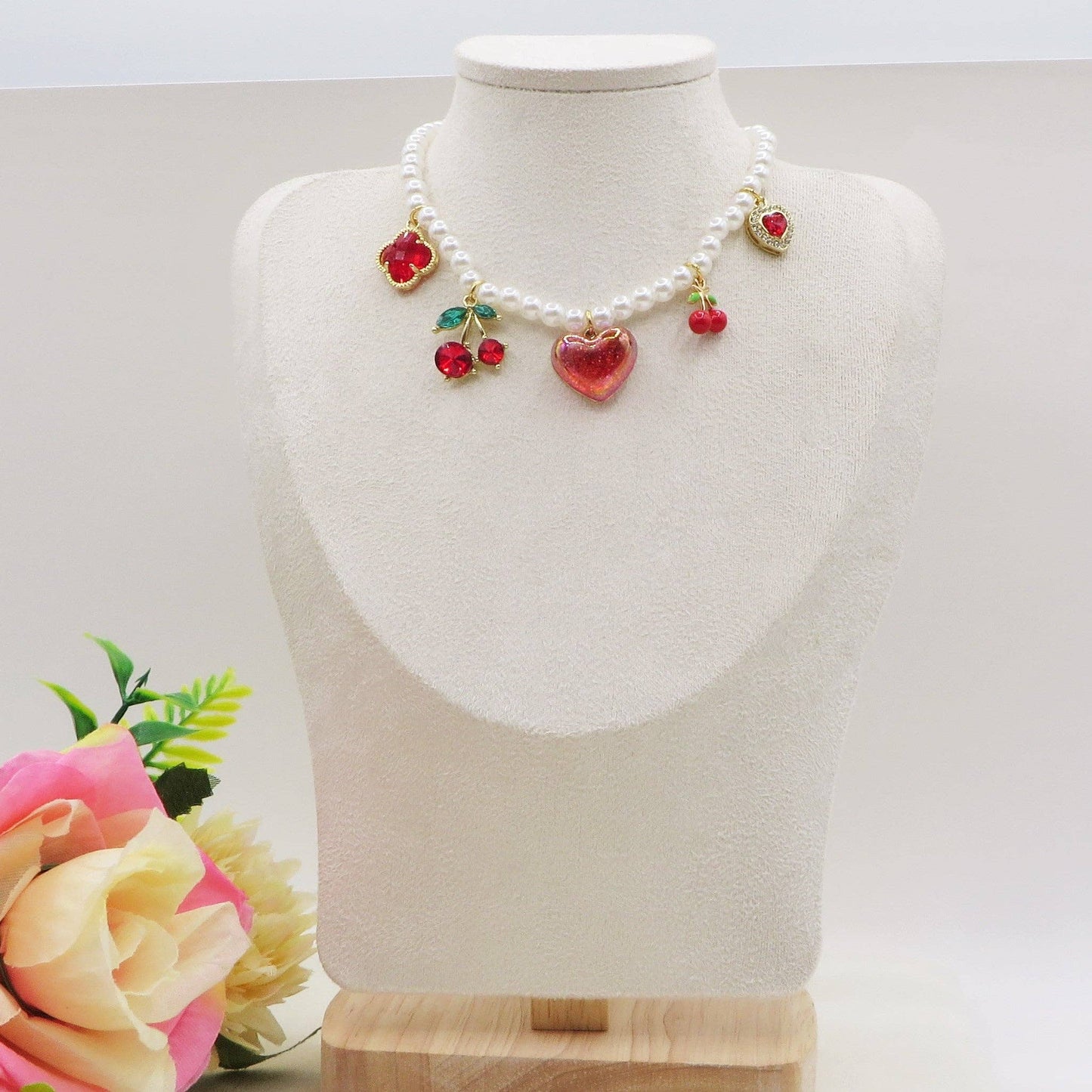 CHERRIES SHINE - Pearl necklace and cherry charms